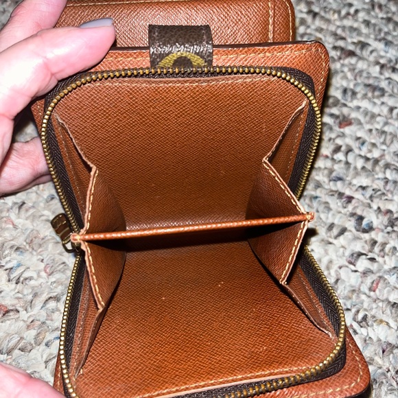 Authentic Louis Vuitton bi-fold wallet in mono - Picture 5 of 7